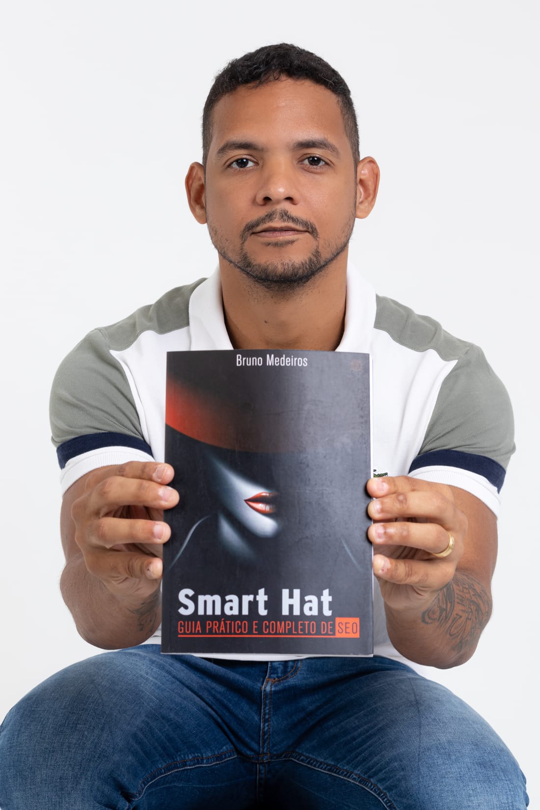 Bruno Medeiros segurando seu livro Smart Hat, best-seller de SEO